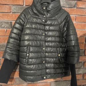 Herno liknande jacka svart - Superfin dunjacka som liknar herno jackorna! Perfekt för hösten! Jackan är i nyskick, fler bilder kan skickas om så önskas! Storlek 40 men passar s/m då den är något mindre i storlek! Hör av er vid frågor eller funderingar! Pris kan diskuteras!