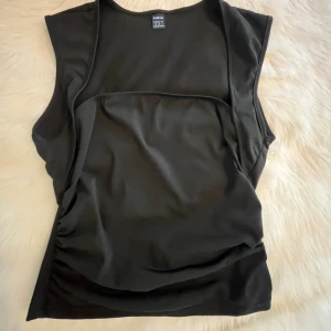 Svart topp - Svart shein topp i storlek M aldrig använd
