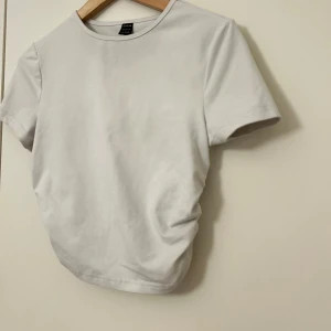 Vit T-shirt  - Vit T-shirt sitter fint på och är bekväm 