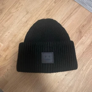 Svart mössa från Acne Studios i ull - En jätte fin och varm svart acne studio mössa. Använd några gånger men i nyskick ☺️