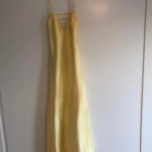 Zara satin slip dress - I en fin gul som är trendig! Endast använd en gång