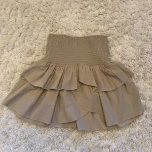 Beige volangkjol från Neo Noir (köpt på pondus) - Supersöt beige kortkjol från Neo noir (köpt på pondus). Jag säljer denna fina kjol för 200kr + frakt som kunden betalar, pris kan diskuteras.