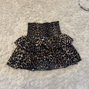 Leopardmönstrad volangkjol Neo Noir (köpt på pondus) - Supersnygg kort kjol från Neo Noir (köpt på pondus)  med leopardmönster och flera volanger. Jag säljer denna snygga kjolen för 200kr + frakt som kunden betalar, pris kan diskuteras.