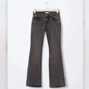 Svarta bootcut jeans från Gina Tricot - Jätte fina bootcut jeans från Gina, dom är lågmidjade och utsvänga, knappt använda, original pris 500💞