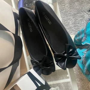 Svarta ballerinaskor med rosett Boohoo - snygga och super fina ballerina skor med en söt rosett vid fram🥹🥹💕💕🍒🍒