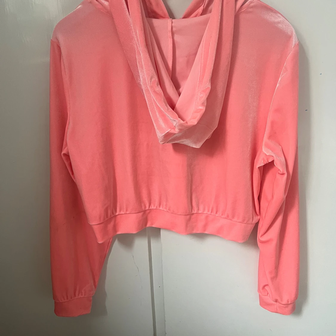 Rosa croppad hoodie från Monki - 1