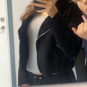 Croppad jacka - Supersnygg croppad jacka från zara. Använd fåtal gånger, superbra skick!!🤍