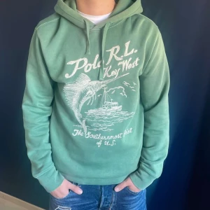 Eftertraktad RL Hoodie - Otroligt snygg och eftertraktad Ralph Lauren hoodie, hoodien är sparsamt använd och köpt i Italien, tröjan är i storlek M men passar även S