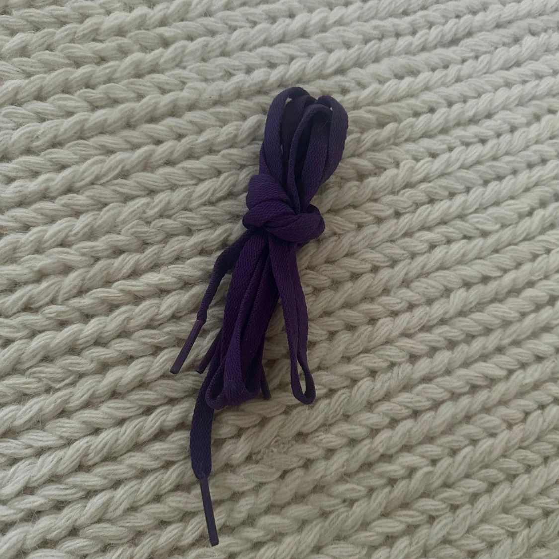 Lila skosnören i textil