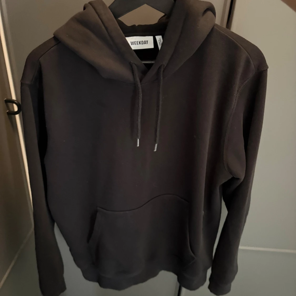 Svart hoodie från Weekday med huva