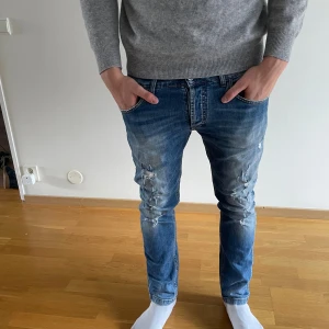 Blå jeans från Entre Amis, storlek 31 - Säljer ett par blå jeans från Entre Amis i storlek 31. Jeansen har slitna detaljer och snygg tvätt, klassisk femficksmodell och smal passform. Materialet är 98% bomull och 2% elastan för extra stretch och komfort. Pris kan diskuteras! Nypris: 2300kr