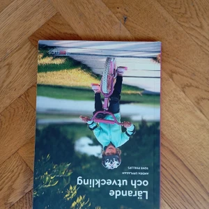 Lärande och utveckling - En modern kursbok med inspirerande omslag som visar en ung person på cykel. Perfekt för dig som vill förstå hur vi lär oss och utvecklas, både i skolan och livet. Passar dig som är nyfiken på pedagogik och personlig utveckling.
