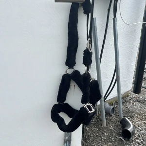 Svart fluffig grimma - Svart fluffig grimma i storlek full aldrig använd då den var för liten för min häst