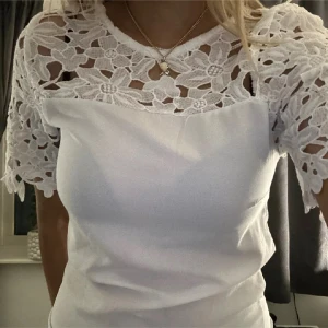 Söt vit topp  - Söt topp i väldigt bra skick💞💞💞