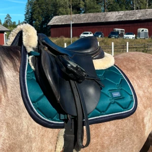 Es schabrak - Jätte fint schabrak från equestrian Stockholm. Färgen säljs inte längre 💕storlek full, grön/blå färg