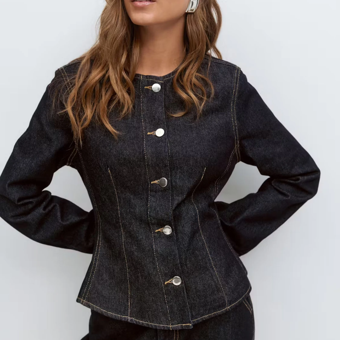 Mörkblå figursydd jeansjacka