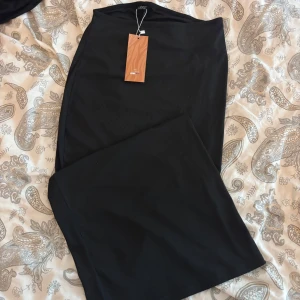 Svarta ribbade kjol med scrunch - Snygg svart ribbad kjol med scrunch-detalj bak för extra shaping. Aldrig använd