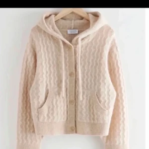 Beige stickad kofta med huva - SÖKER! Tröja från & Other stories