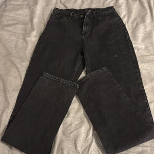 Svarta raka jeans från NLY Jeans - Svarta jeans från NLY Jeans med rak passform och klassisk femficksdesign. Jeansen har en något tvättad look och är tillverkade i denim. Perfekta för dig som gillar en enkel och stilren vibe.