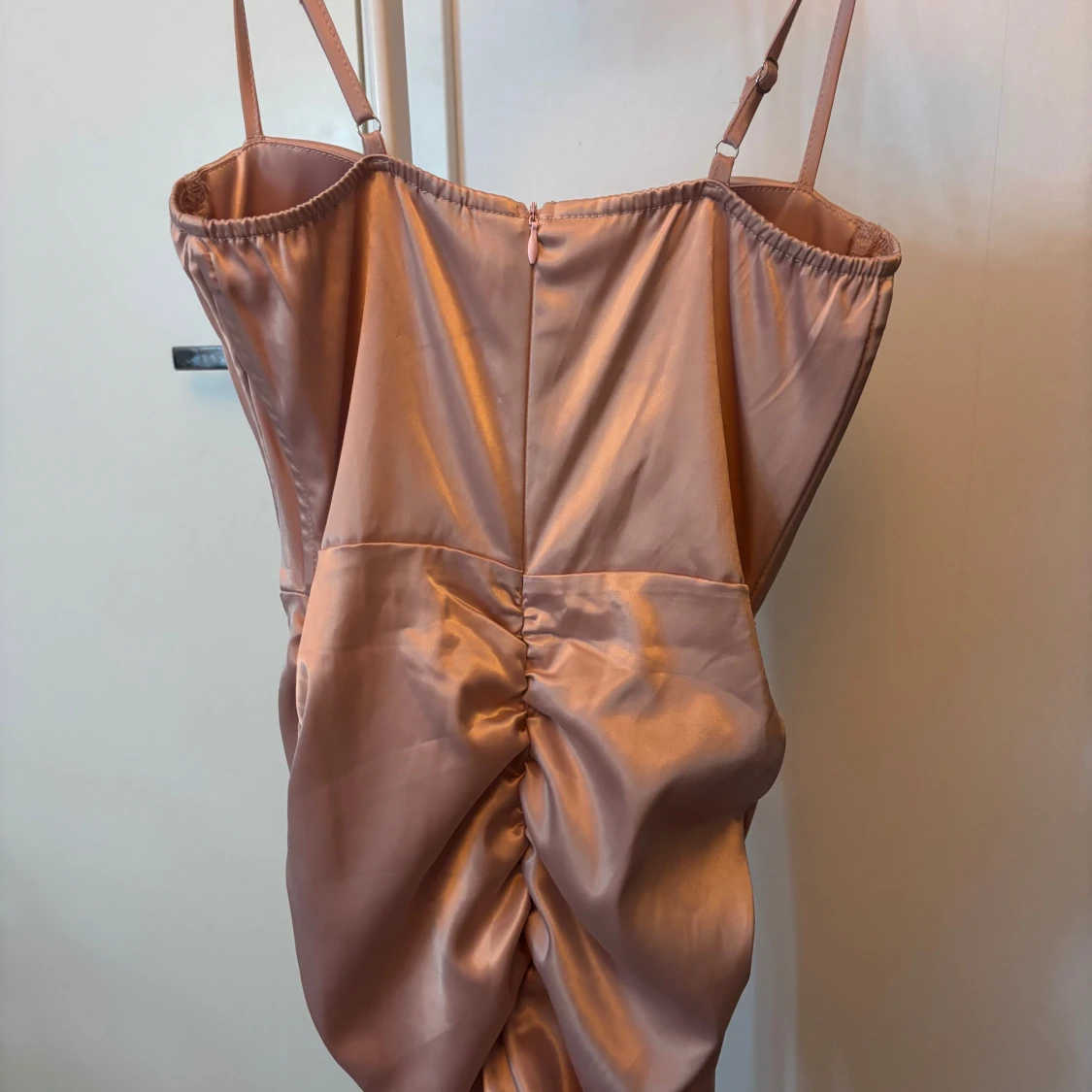 Champagnefärgad satin klänning från SHEIN - 2