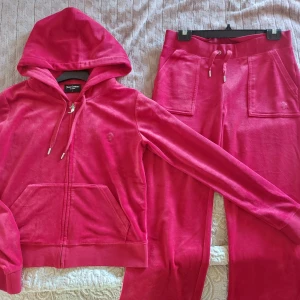 Juicy Couture Röd Mjukis Sätt  - Röd mjukis sätt från Juicy Couture.      Tröjan sitter som storlek S.                        Helt nytt skick använd 1 gång. 