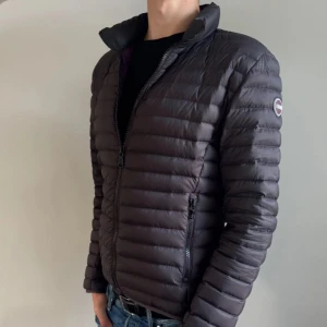 Colmar Jacka - Hej säljer nu min fina Colmar jacka i stolek 50 (M). Den är i nyskick och kommer vara super snygg inför hösten. Nypris ca 3000kr! Glöm inte följa🌊🍾