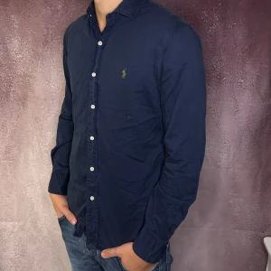 Ralph lauren skjorta  - Mycket fint skick | Size S (modellen är 187cm 73kg) | fraktar spårbart inom 24 timmar | för att köpa klicka ”köp nu” | vid frågor eller funderingar skriv en meddelande | följare får bättre rabatter🙌