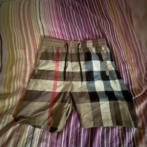 Burberry shorts  - Snygga shorts från Burberry med klassiskt rutigt mönster i beige. Shortsen har bara tidigare testats. Pris är inte hugget i sten!