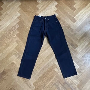 Ett pae marinblå jeans W 30 L 26 - Rensar garderoben eftersom jag har mängder av jeans hemma för ett billigt pris! Skulle säga att det är baggy jeans. 