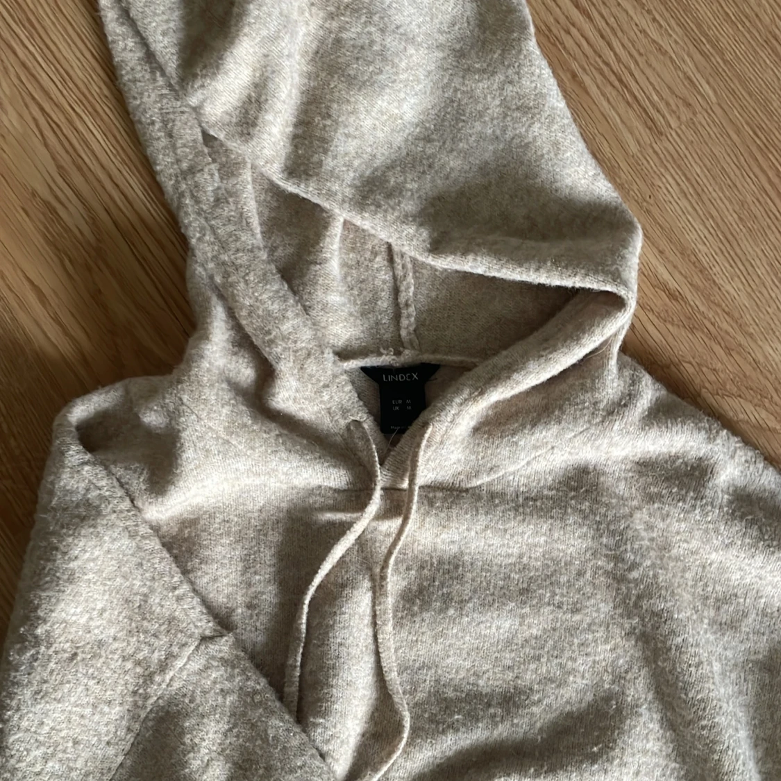 Beige stickad hoodie från Lindex - 3
