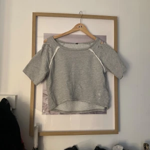 Cool t shirt  - En cool t shirt med snygga hål❤️