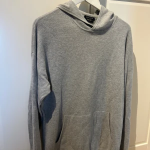 Grå Massimo Dutti hoodie - Stickad grå Massimo Dutti hoodie i extrafine wool💫Perfekt basplagg att ha i garderoben som funkar till allt och är stilren🍁Skönt påkostat material! Säljer för endast 399 kr. Storlek Medium