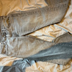 Levi's Premium grå jeans straight fit - Säljer ett par Levi's Premium jeans i snyggt grått denim. Klassisk femficksmodell med raka ben och normal passform. Jeansen har mellanhög midja och är tillverkade i bomull. Perfekta för dig som gillar en clean och tidlös look.