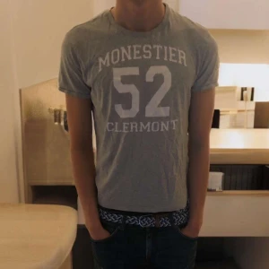 Moncler T Shirt -vintage M mer som en S  - Säljer min otroligt snygga Moncler T shirt nu för den är nu för liten.  St M mer mer som en s.  Välanvänd men i bra skick. 