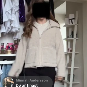 Beige teddyjacka med dragkedja - Mysig beige teddyjacka med stor krage och hel dragkedja framtill. Jackan har två stora fickor och är perfekt för dig som gillar en chill och avslappnad stil. Passformen är loose och materialet är fluffigt och mjukt. 