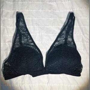 Svart spets bh  - Snygg svart bh med spetsdetaljer från Monki 💕i strl xs / 70a