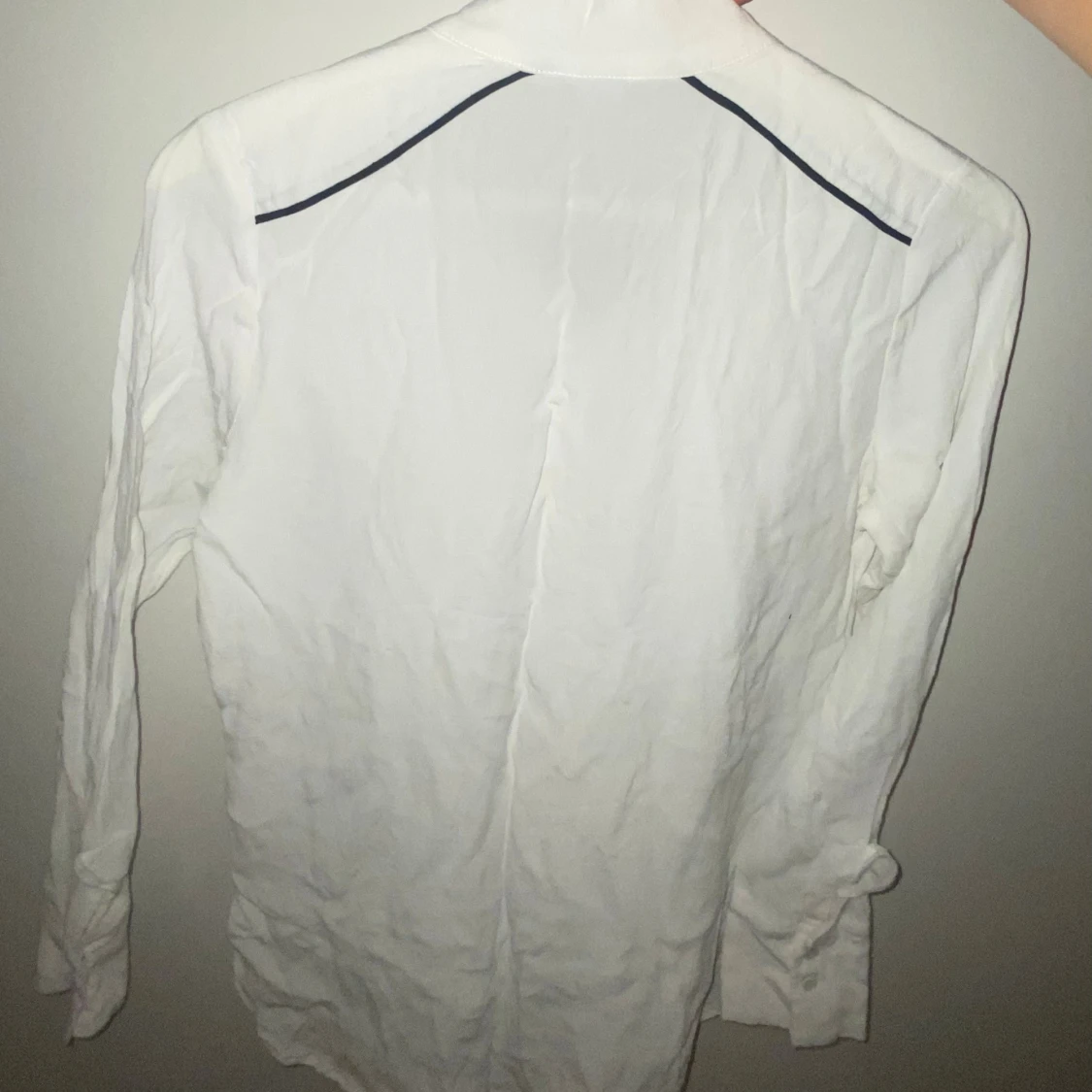 Vit skjorta med svarta detaljer H&M - 2