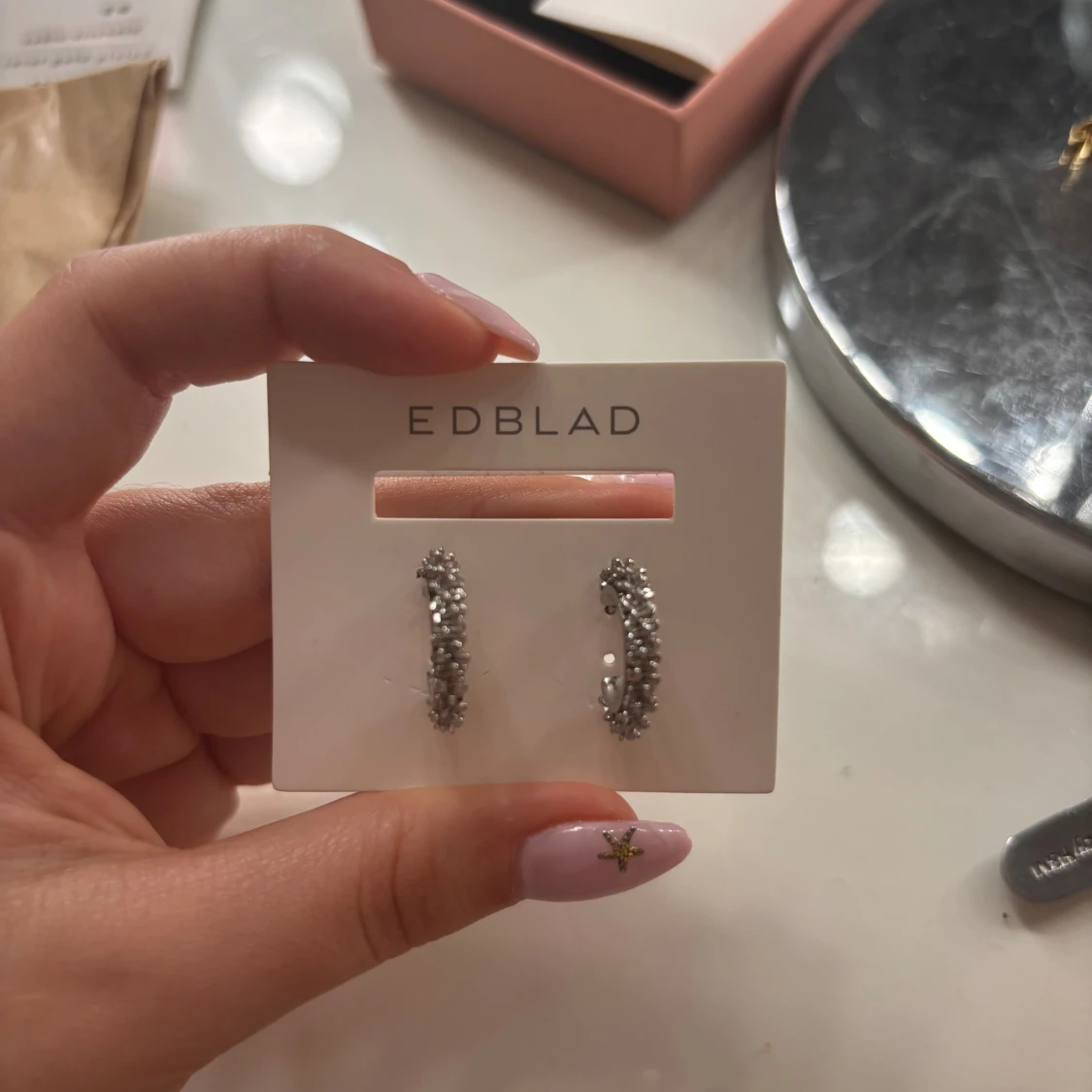 Silvriga örhängen från Edblad