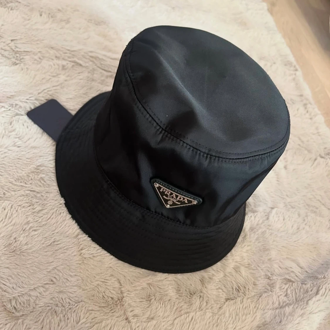 Svart bucket hat från Prada
