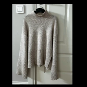 Finstickad tröja från Gina - Perfekt till höst och vinter. Väldigt varm. Har fina slits vid sidan och vid nedre ärmen. Så fin och använd max 1-2 gånger.💓💓 Nypris 399kr