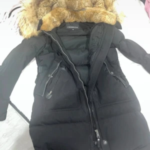 Cedrico äkta vinterjacka dam  - Den är väldigt bra mot vinter den klar extrem kyla och den är väldigt snygg 
