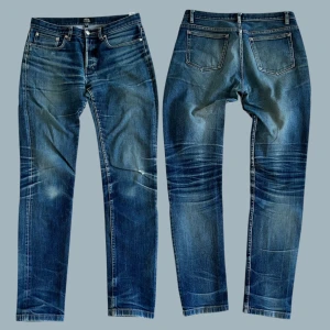 Apc Jeans - Sjuka jeans från Apc. Finns en liten reva vid knät, men bidrar till looken. Längd: 105, midja: 40,5, fotvidd: 15, lår: 21,5