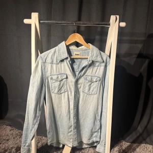 Acne Jeansskjorta - Acne Jeansskjorta Storlek: 50/L Skick: 7/10 (Se på bild) Färg: Urtvättad Hör av er vid fler frågor eller funderingar!✌️😊//Hugo