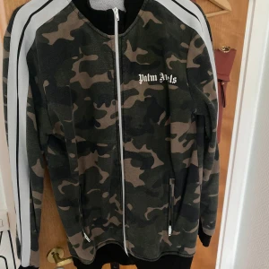 Camouflage vindjacka från Palm Angels - Snygg vindjacka från Palm Angels i camouflage