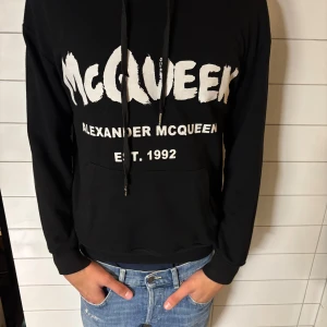 Svart hoodie Alexander McQueen - Säljer denna feta Alexander Mqueen hoodien. Den är svår att få tag på och i väldigt bra skick. Äktighetsbevis finns. Hör av er vid frågor! Snabb affär=bättre pris
