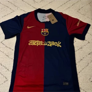 Barca x Nike Travis scott limited edition t shirt/jersey - Tjena, jag säljer en helt ny barca x travis scoyt jersey. Den är oanvänd. Anledningen varför jag säljer den är för att storlek passar inte mig. Hör gärna om ni är intresserade