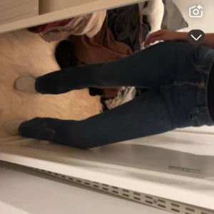 Mörkblå raka jeans - Snygga mörkblå jeans med klassisk rak passform och femficksdesign. Jeansen har normal midja och är tillverkade i ett slitstarkt denimtyg som sitter skönt på kroppen. Perfekta för dig som gillar en tidlös och enkel stil.