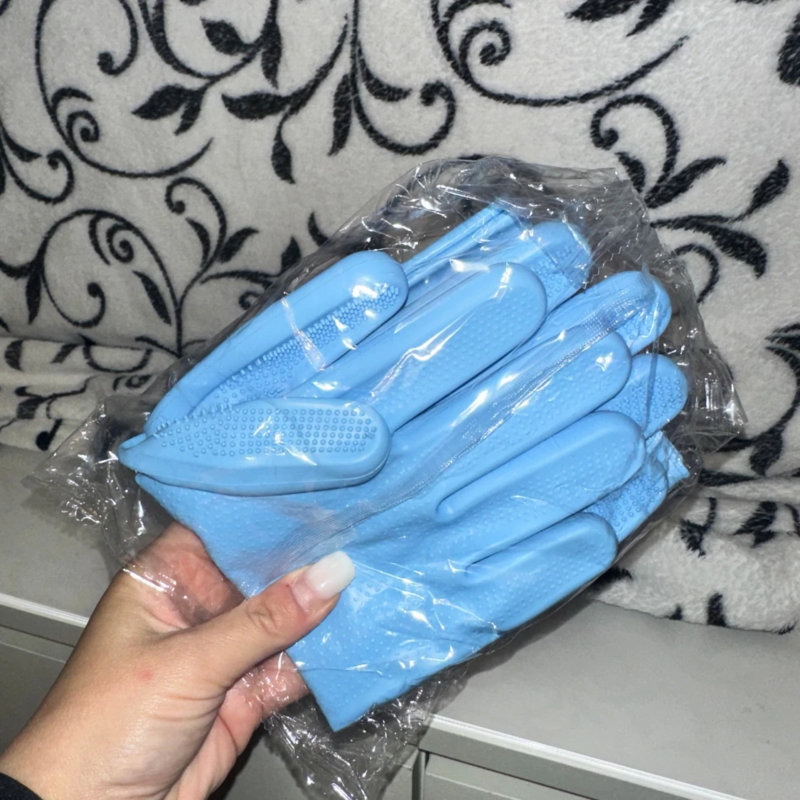 Blåa gummihandskar med struktur