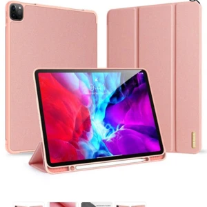 Dux Ducis Domo skal för Apple iPad Pro 12.9 Rosa - Enkel söt rosa fodral till iPad Pro 12.9 med Apple Pencil-hållare. Stötsäkert, rep- och fingeravtrycksresistent, auto wake/sleep-funktion och robust stativ. Som står på den på bilden. Helt nytt jag köpte fel storlek, skyddsplasten är kvar i som syns kartongen oxå som på bild.💕