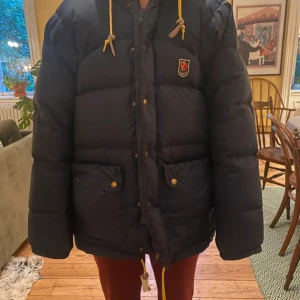 Fjällräven jacka  - Säljer Fjällräven jacka, passar även  xs-s, kan tänka mig ett byte, pris kan diskuteras kontanta för frågor💓